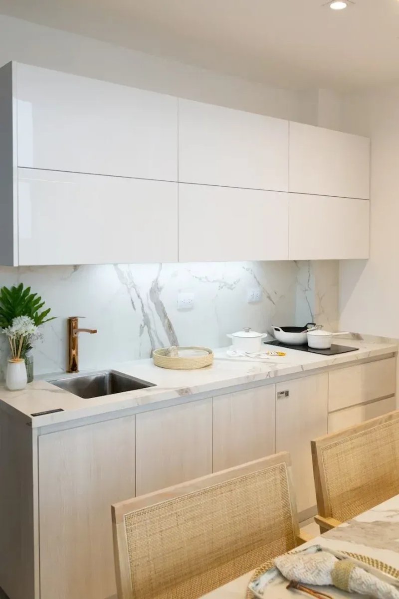Rauvisio Noir es una superficie diferente a todo lo conocido, ideal para crear los muebles más funcionales y sofisticados