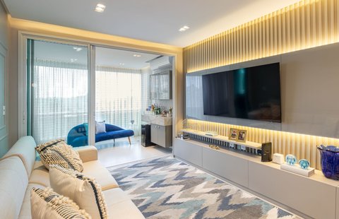 Reforma de apartamento transforma varanda em estar charmoso com aparador para bebidas e cristaleira