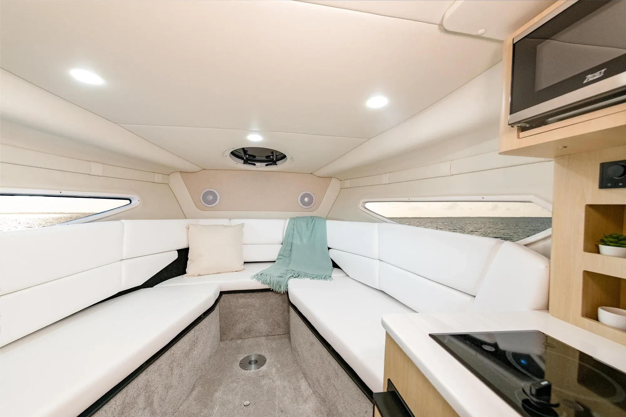 Regal 26 XO, zdjęcie wnętrza 01.