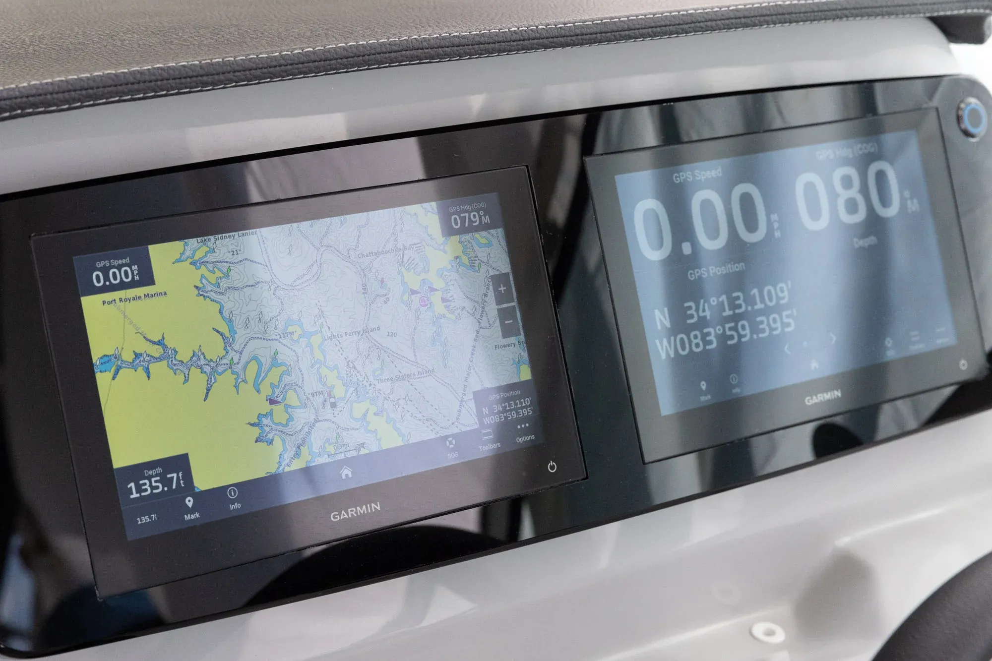 Stanowisko sternika z dwoma ekranami Garmin w Regal 28 Express.