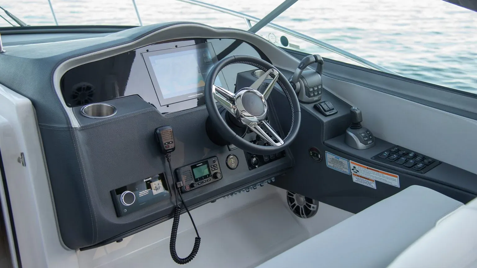Stanowisko sternika Regal 33 Express z ekranem Garmin i joystickiem.