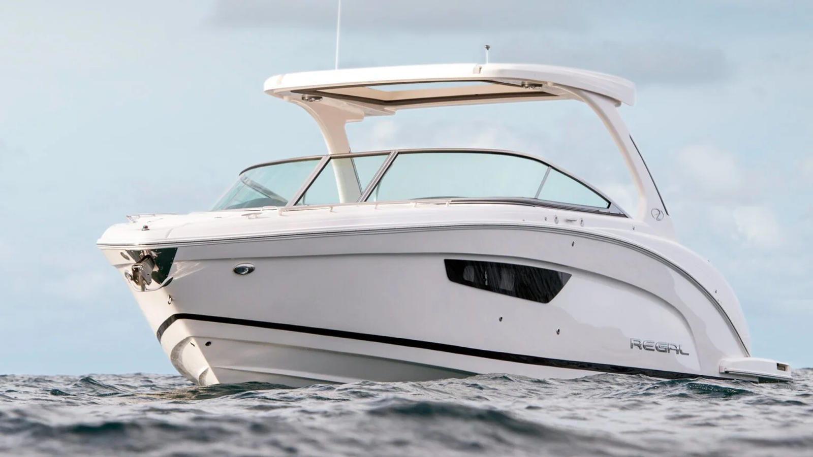 Regal 33 OBX z hardtopem.