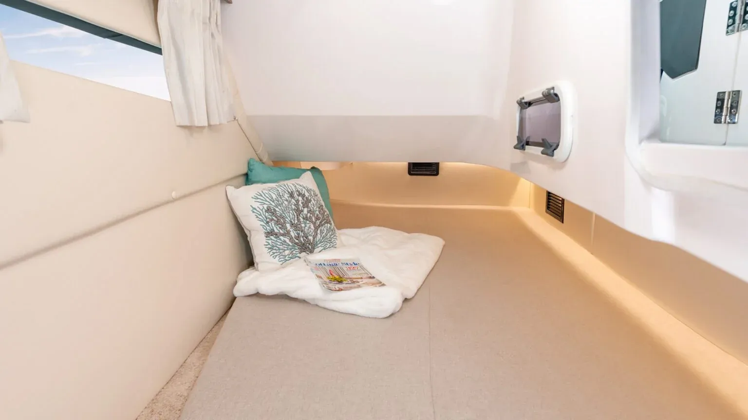 Koi typu quarter berth w modelu 3300.
