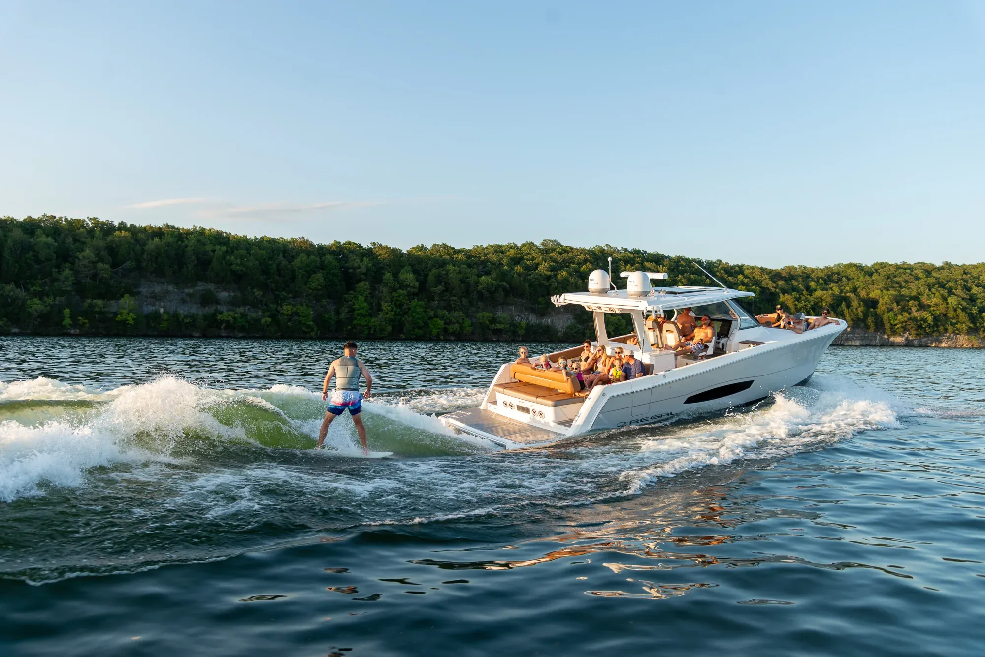 Regal 38 SURF, zewnątrz 02.