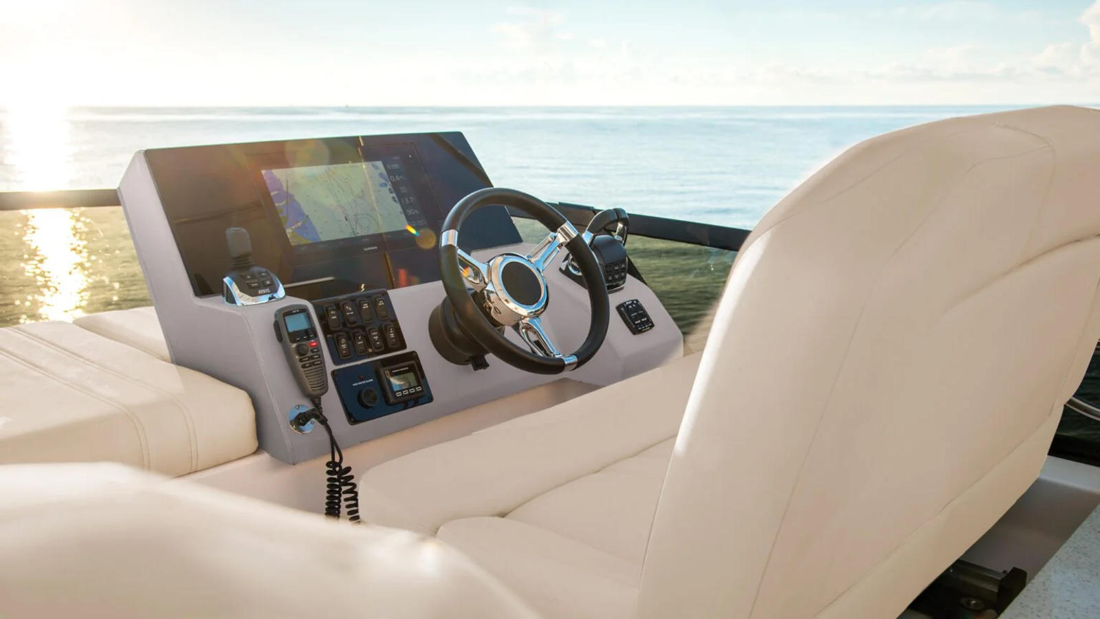 Górne stanowisko sternika na flybridge Regal 42 FLY.