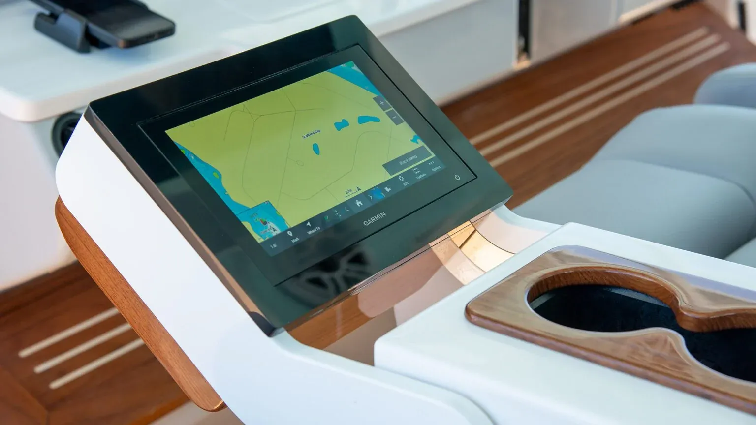 GarmRests z ekranami Garmin zintegrowanymi w podłokietnikach.