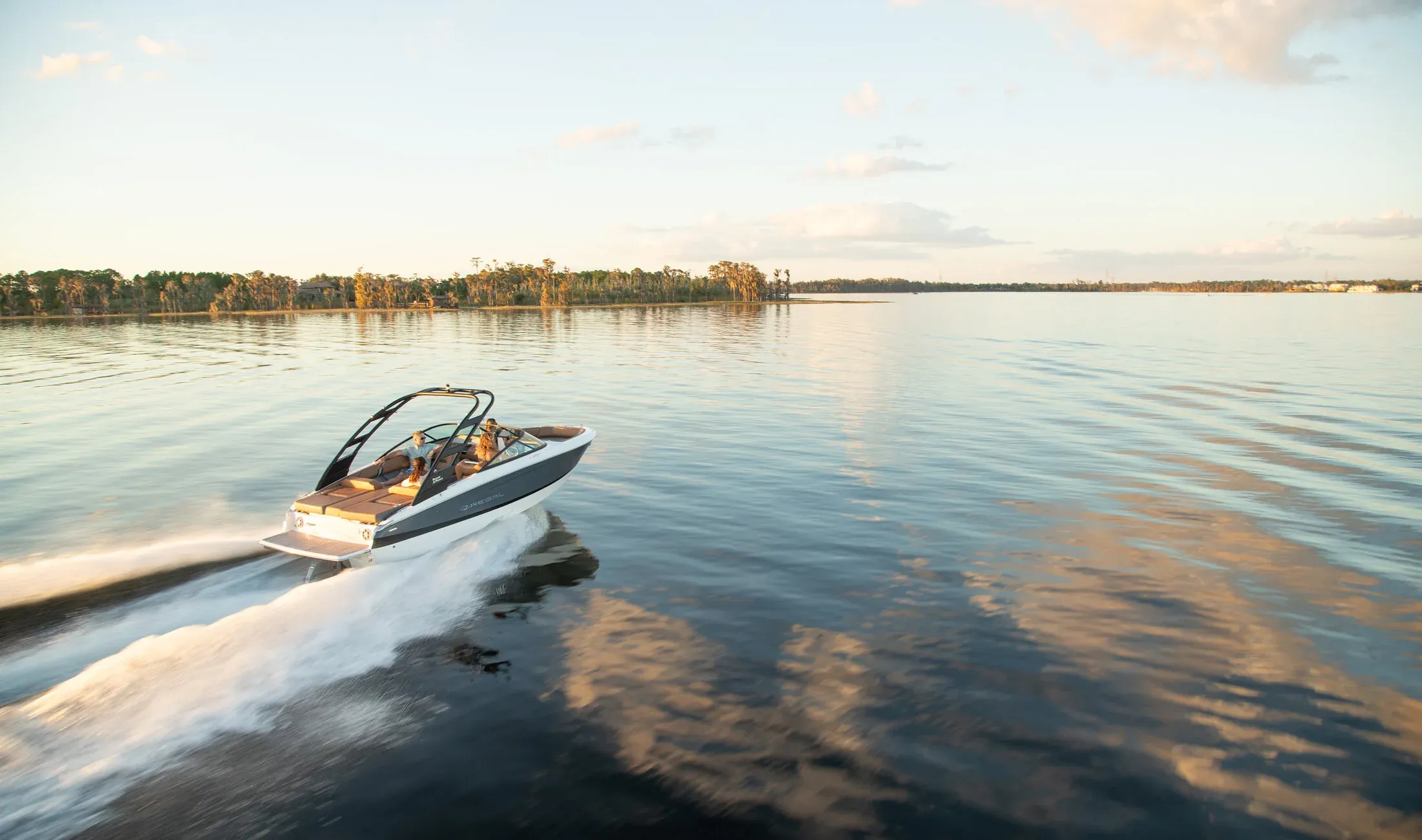 Regal Sterndrive Bowrider podczas pływania po otwartej wodzie.