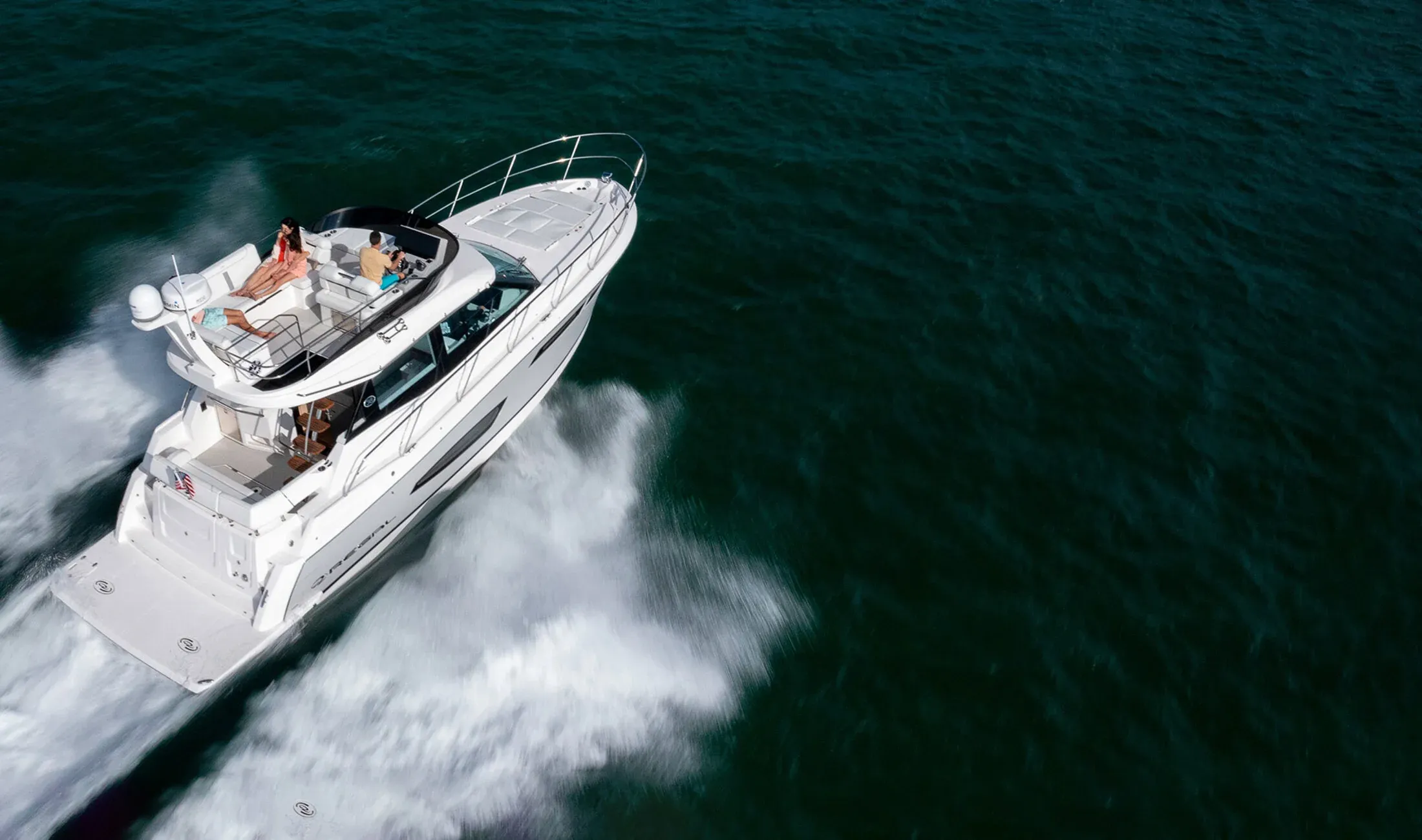 Regal Yacht w eleganckim ujęciu na otwartej wodzie.