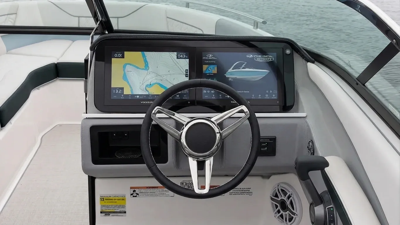 Ergonomiczne stanowisko sternika Regal LS4.