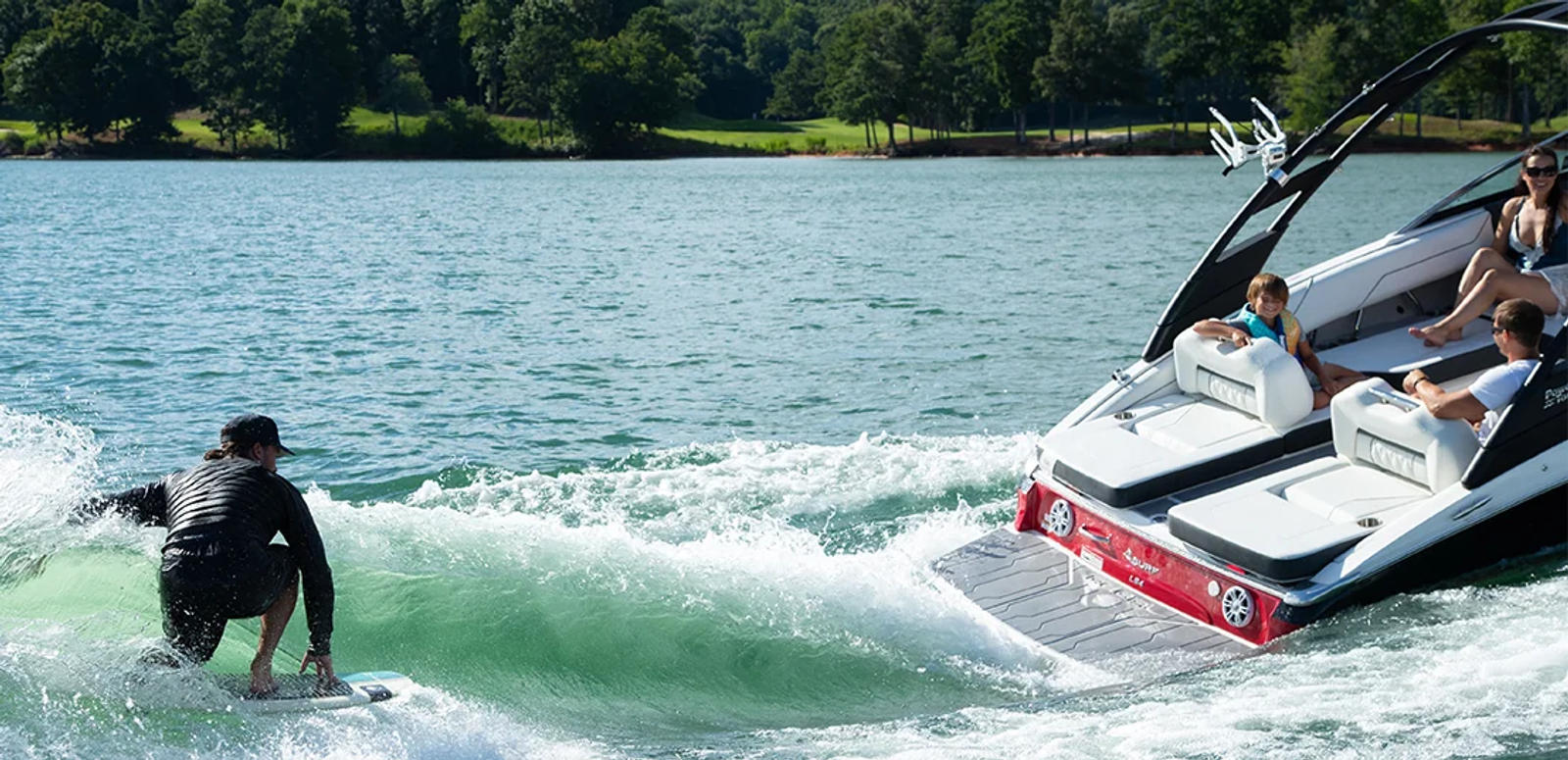 LS4 SURF tworzący dużą falę do surfingu.
