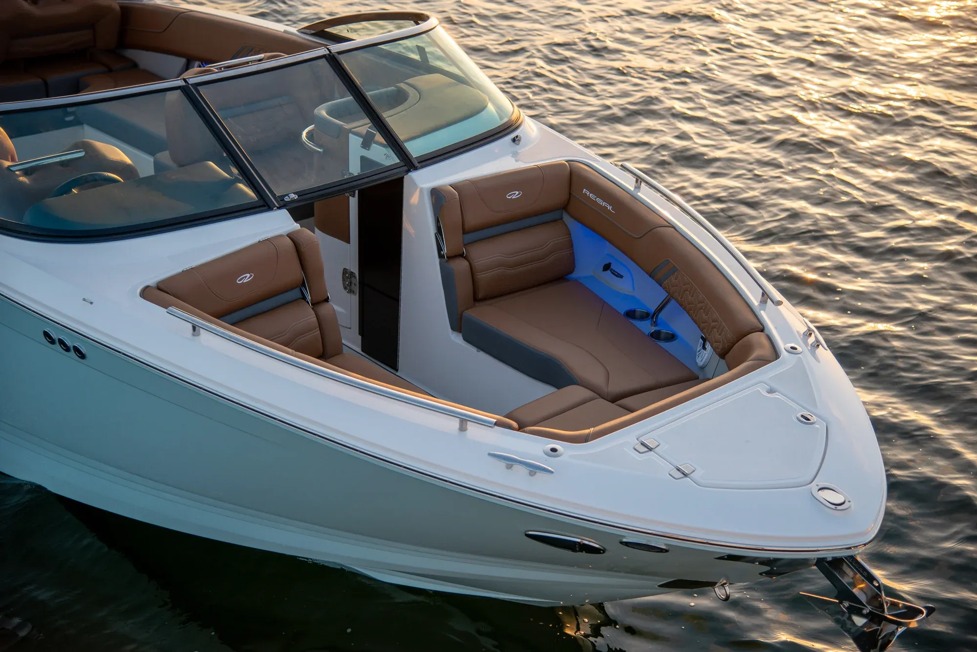 Regal LS6 Surf, wnętrze 01.