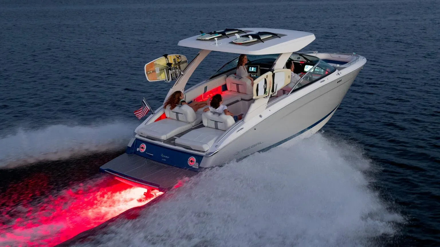 LS9 SURF w dynamicznym ujęciu podczas pływania.