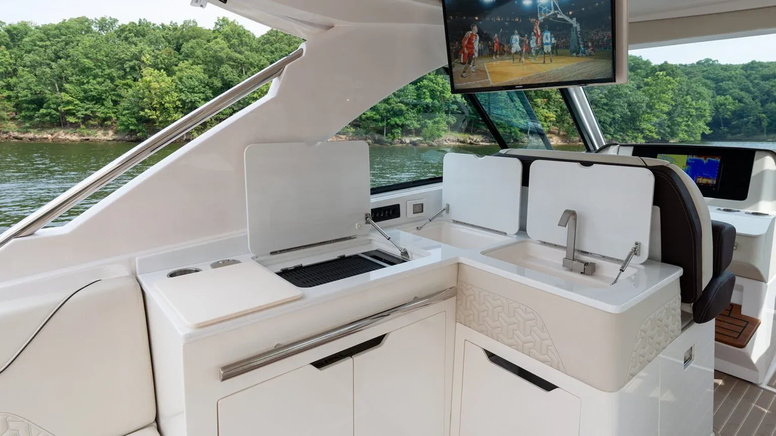 Galley w modelu Regal LX36 z grillem i lodówką.