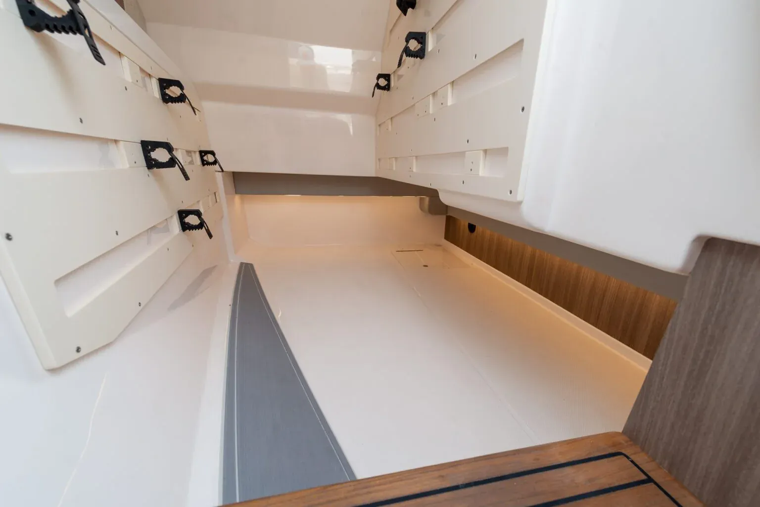 Koja ćwierćburtowa pod siedziskiem w Regal LX36.
