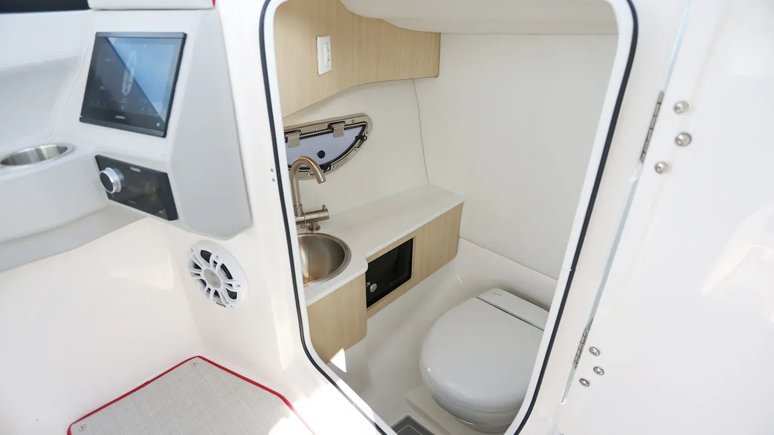 Przestronna i elegancka strefa head w modelu Regal LX6.
