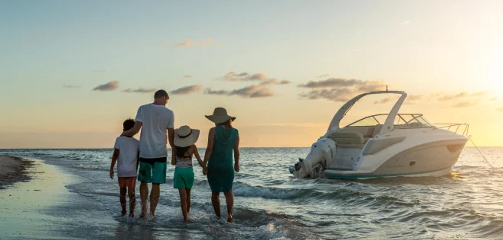 Rodzina przy łodzi Express Cruiser o zachodzie słońca