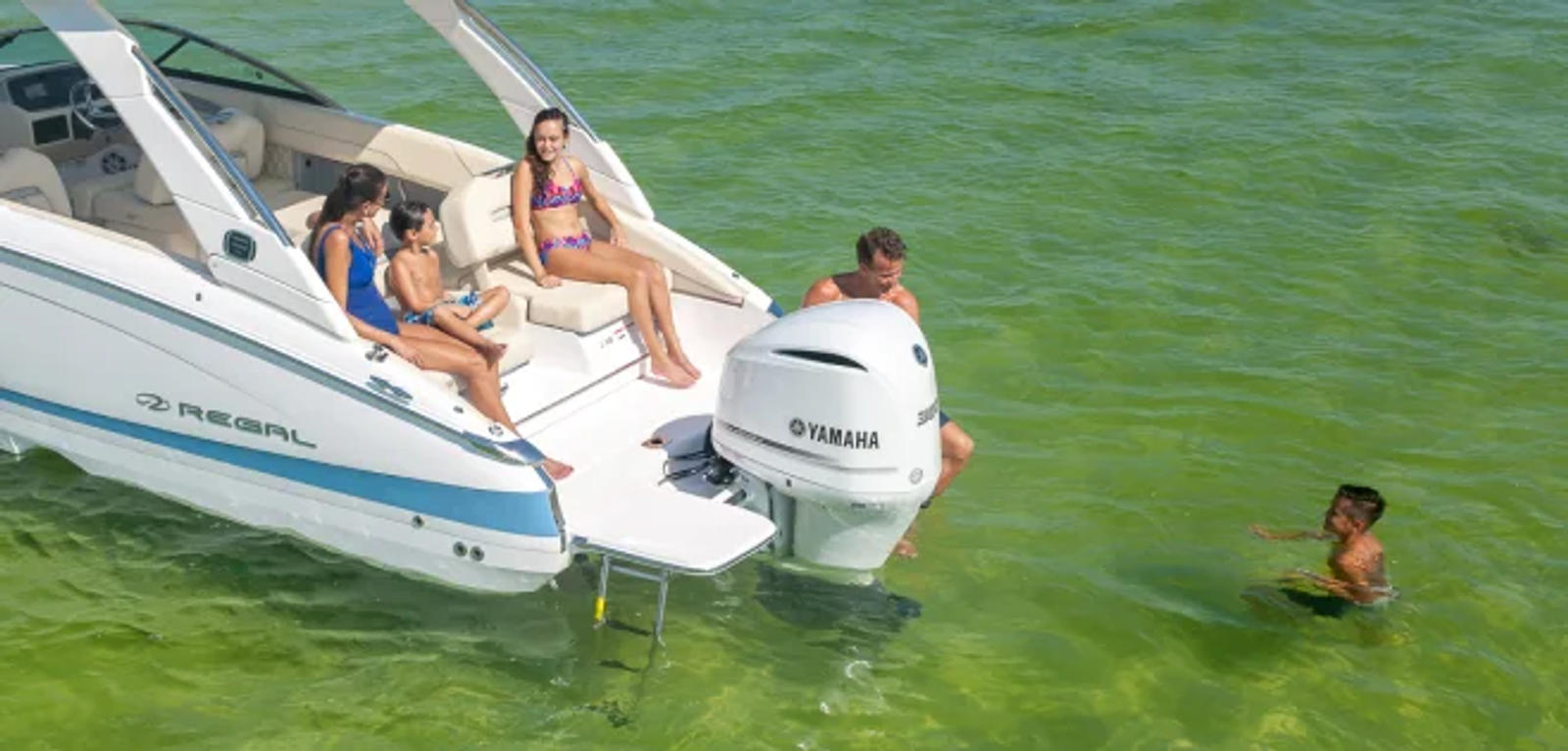 Outboard Bowrider na wodzie