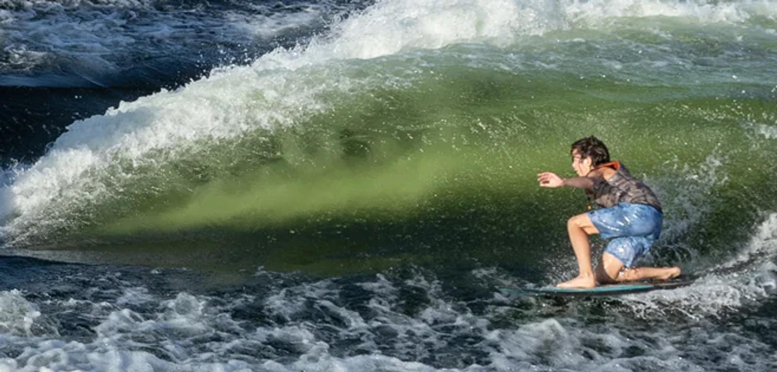 Łódź Regal Surf podczas holowania wake surfera