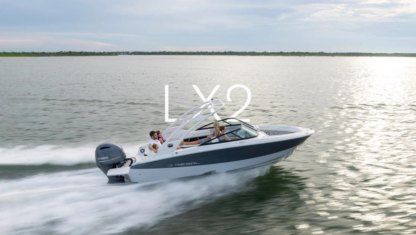 Model LX2 z serii Outboard Bowrider