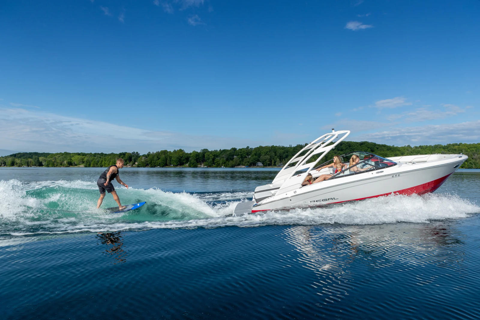 Model LS2 Surf na jeziorze