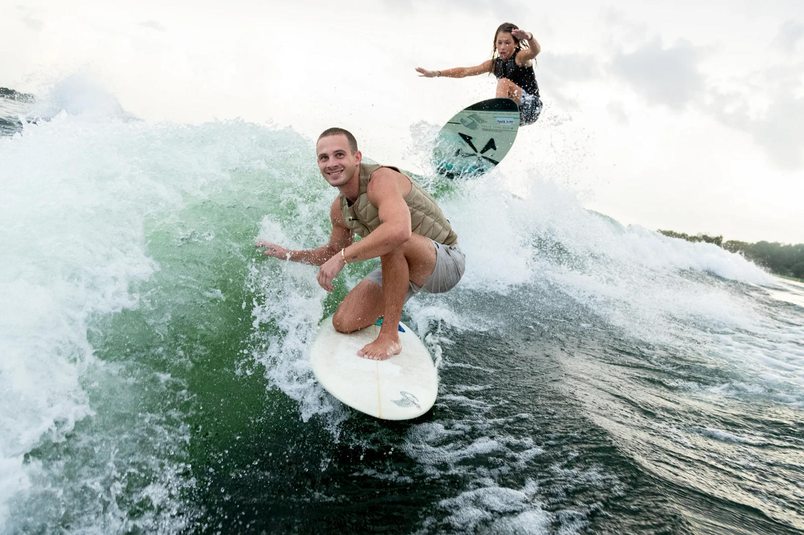 LS6 Surf podczas jazdy wake surf