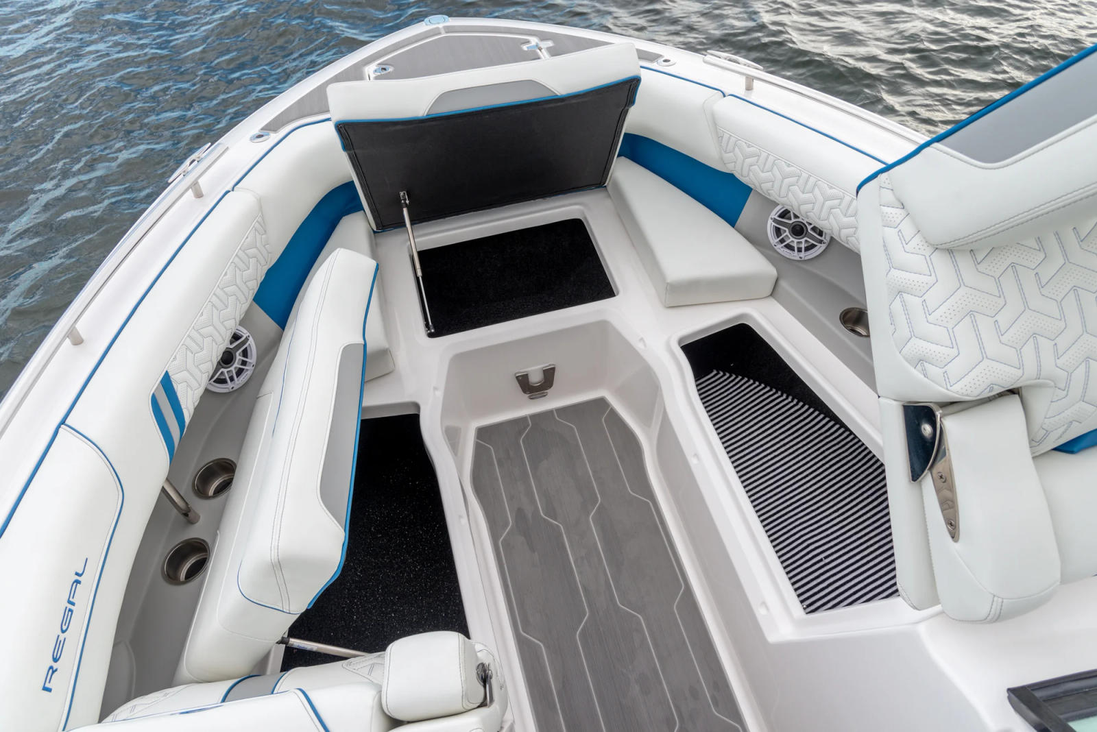 Schowki i przestrzeń bagażowa w modelu Surf