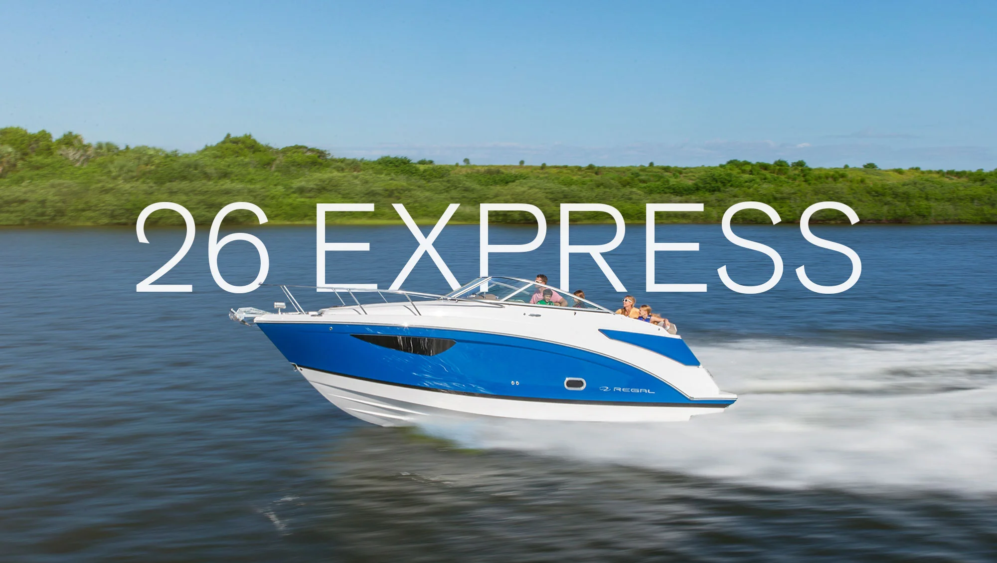 Regal 26 Express płynący po spokojnej wodzie w szerokim kadrze hero.
