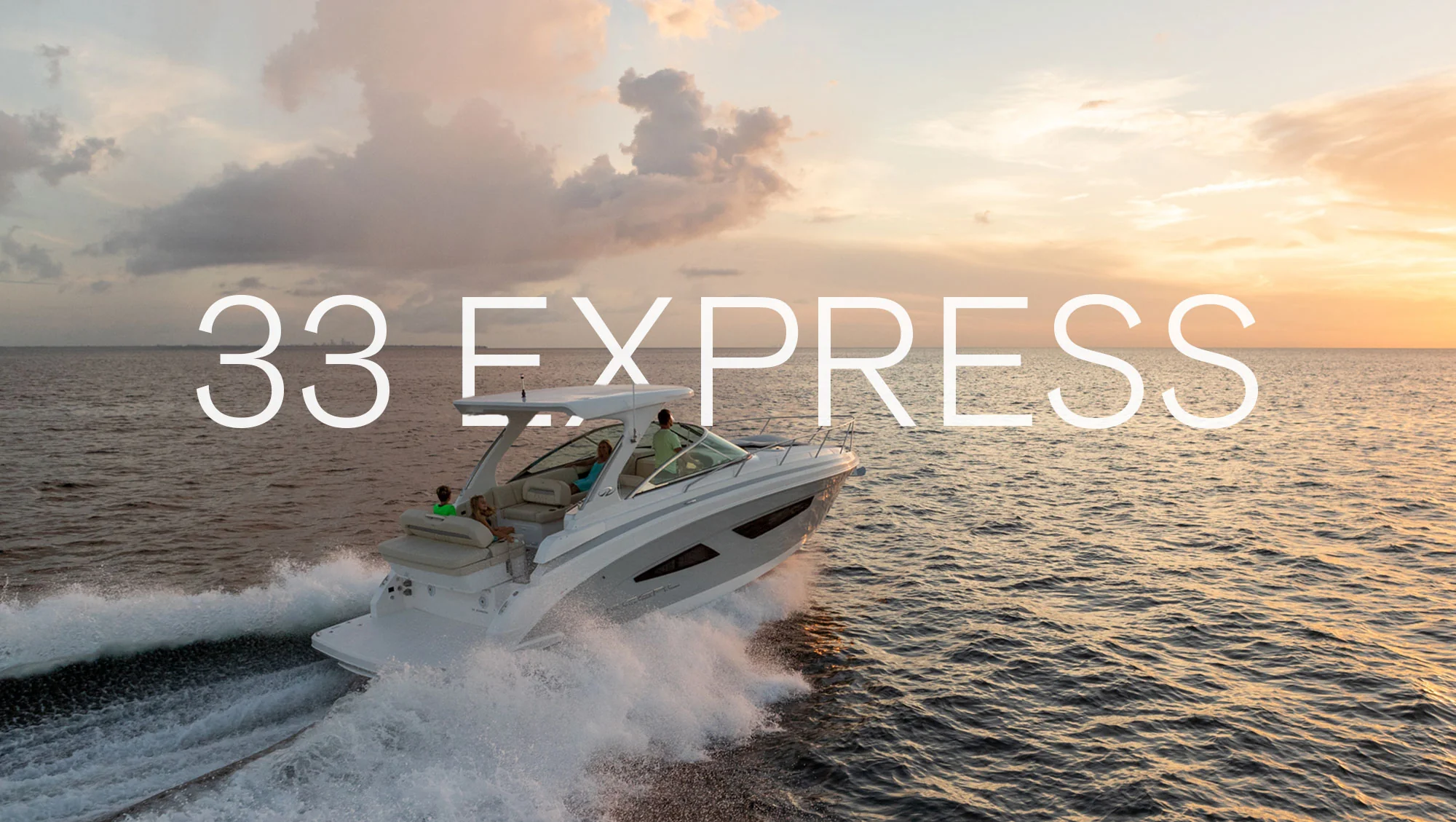 Regal 33 Express na wodzie w kadrze hero.