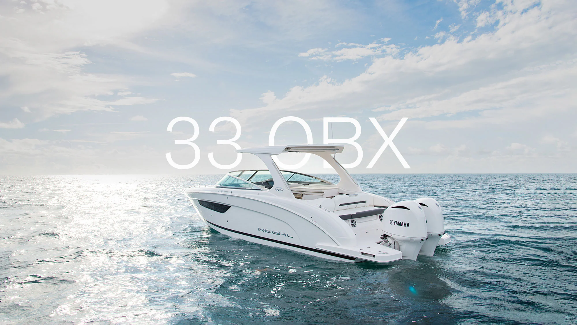 Regal 33 OBX na otwartym morzu w kadrze hero.