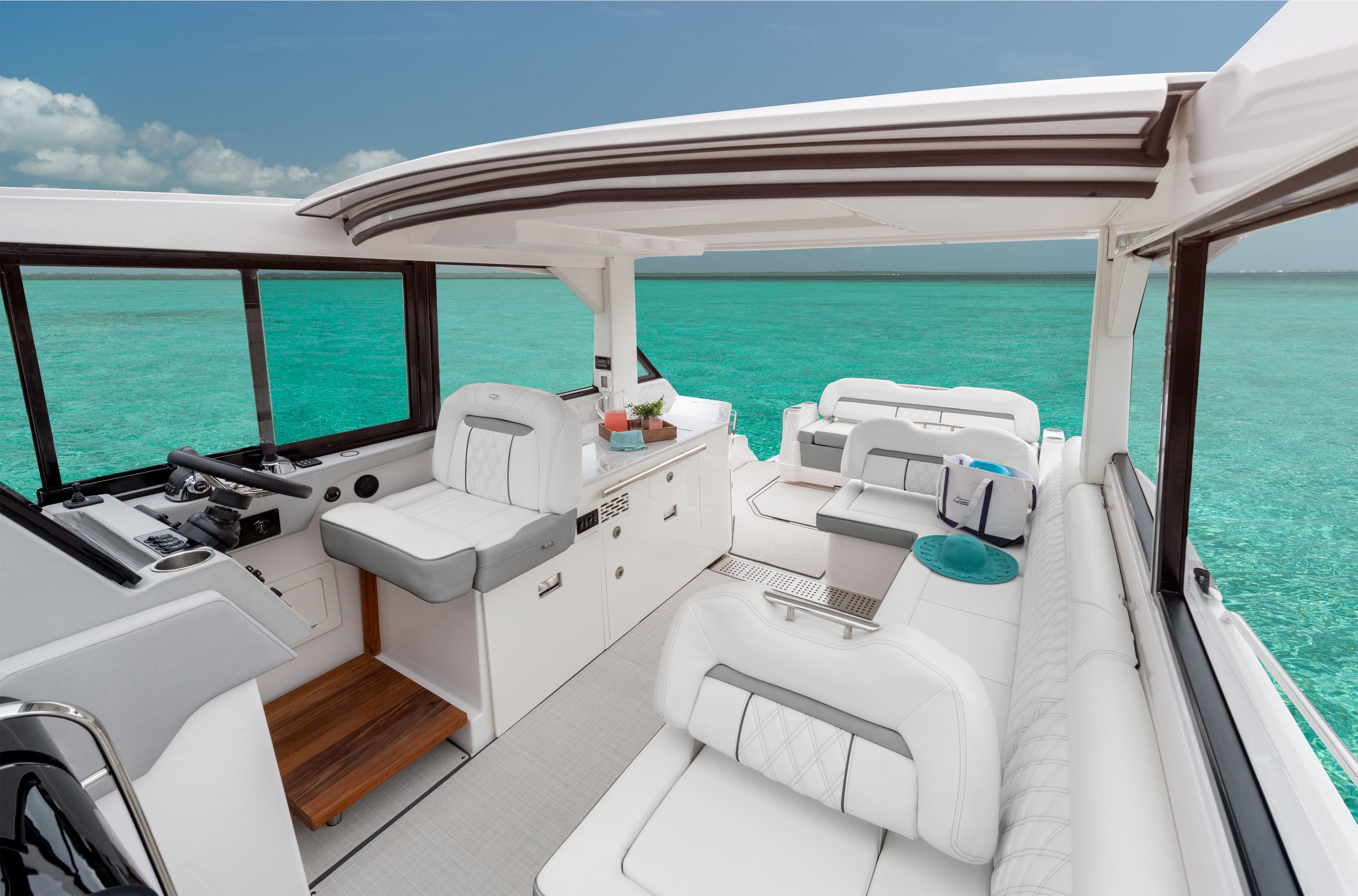 Regal 36 XO, Widok kokpitu.