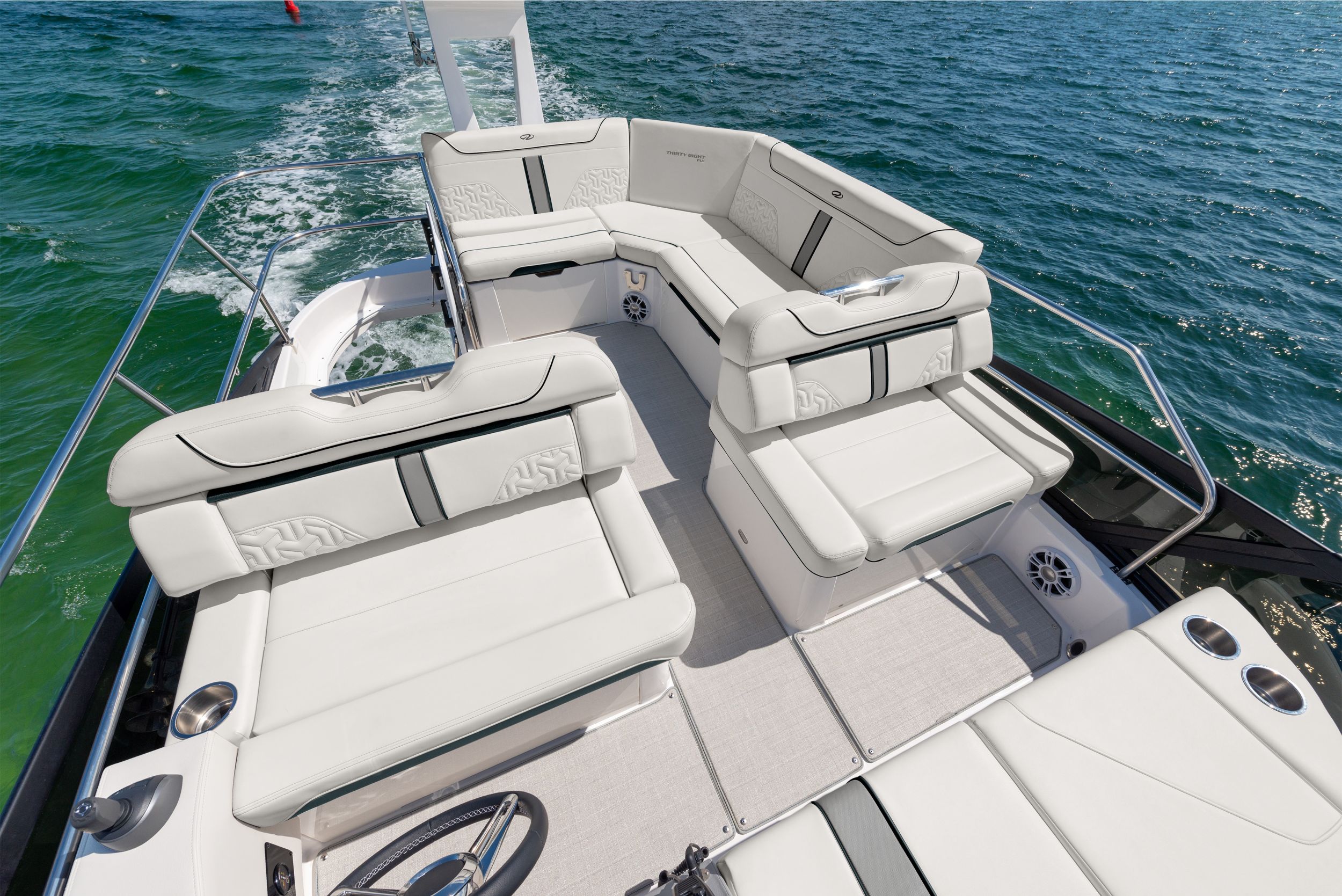Regal 38 FLY, Widok kokpitu.