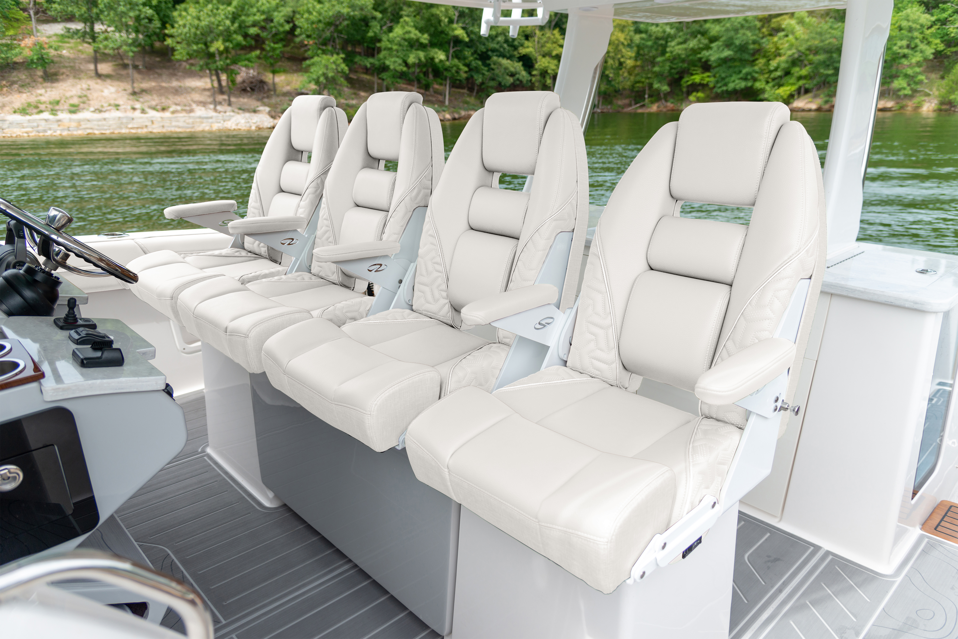 Regal 38 SURF, Widok kokpitu.