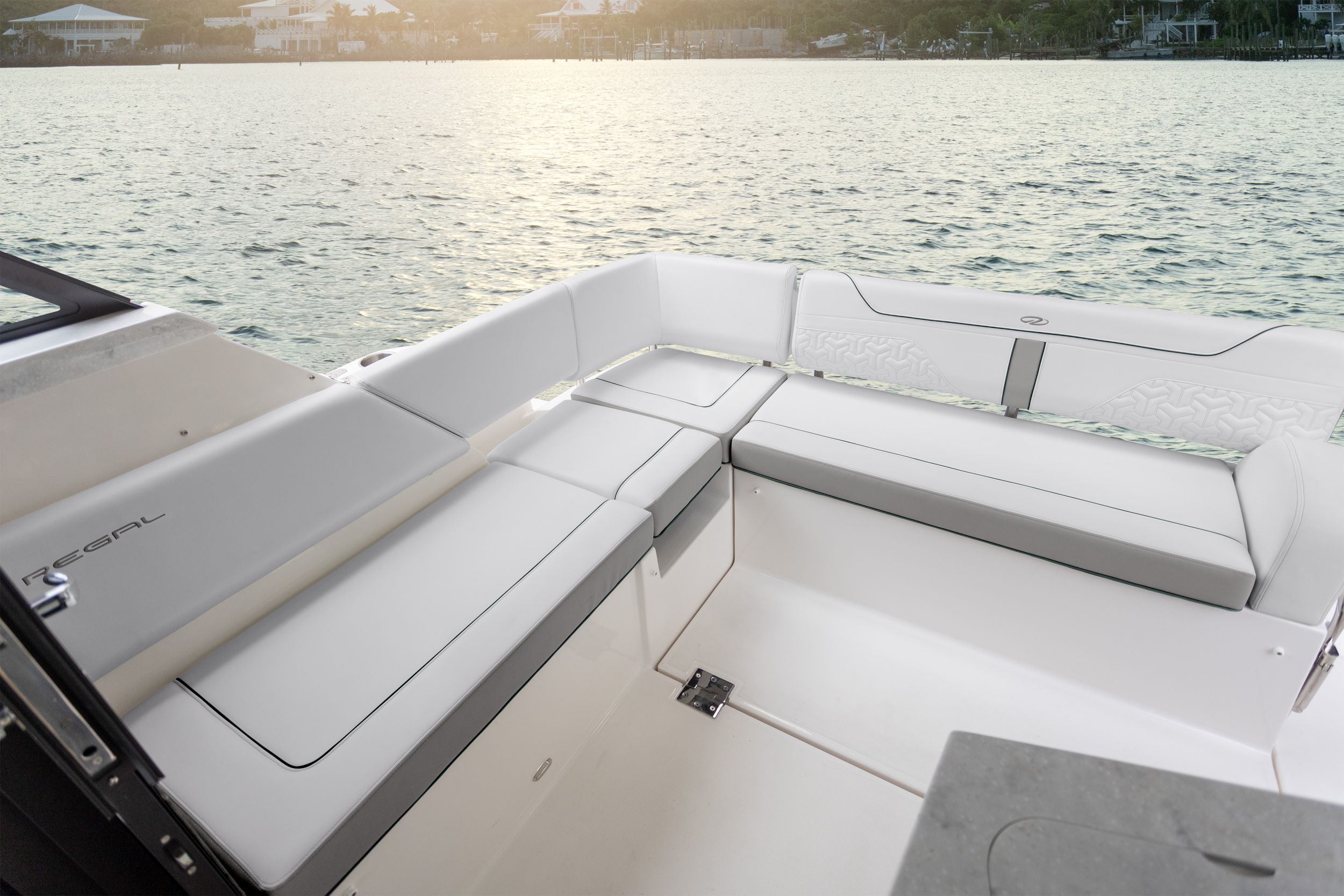 Regal 38 XO, Widok kokpitu.