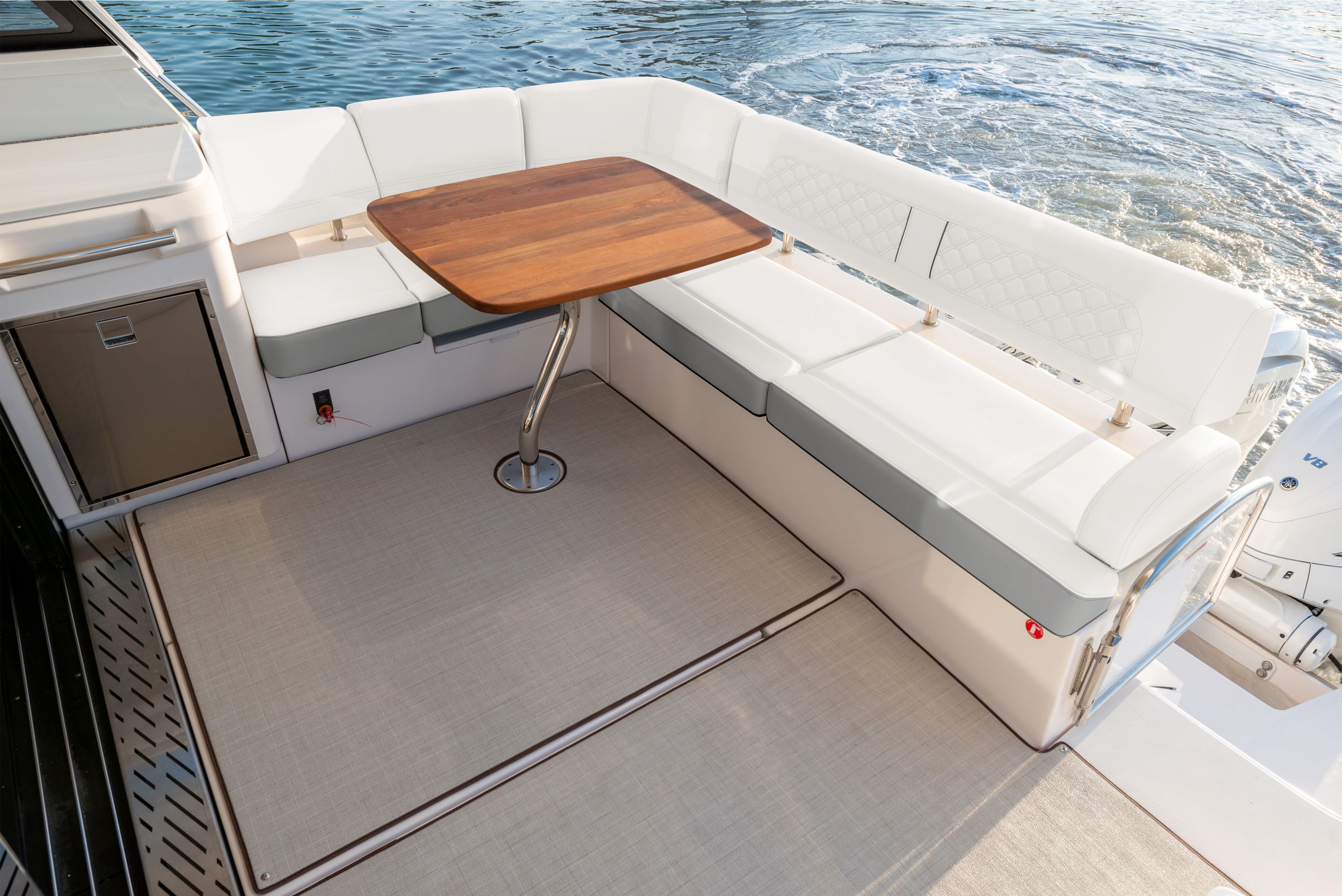 Regal 42 XO, Widok kokpitu.