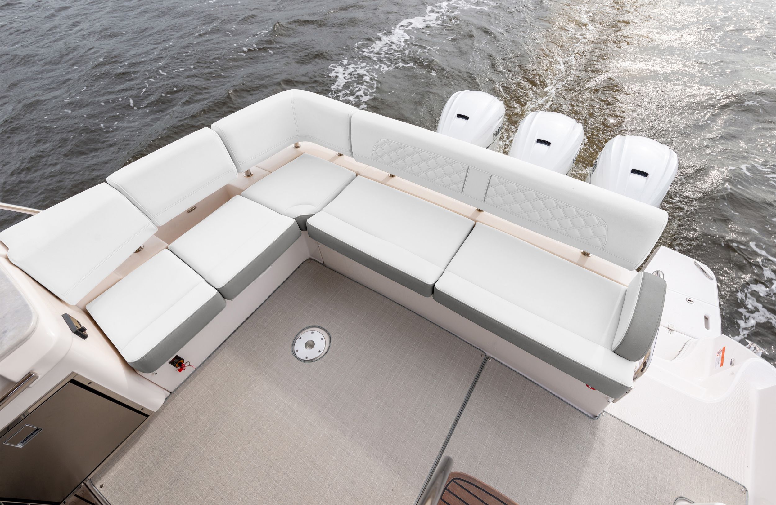 Regal 42 FXO, Widok salonu.