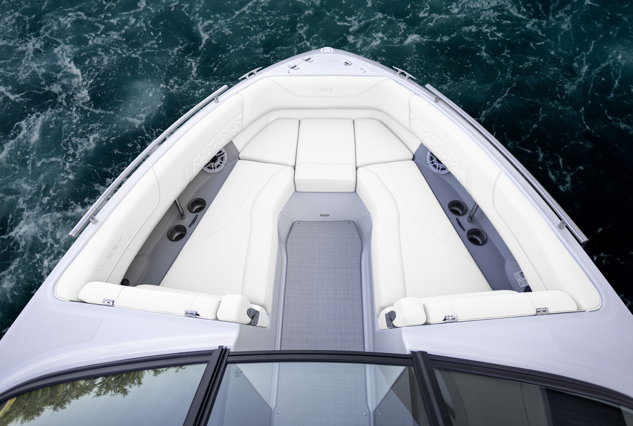 Regal LS4 SURF, Widok dziobu.