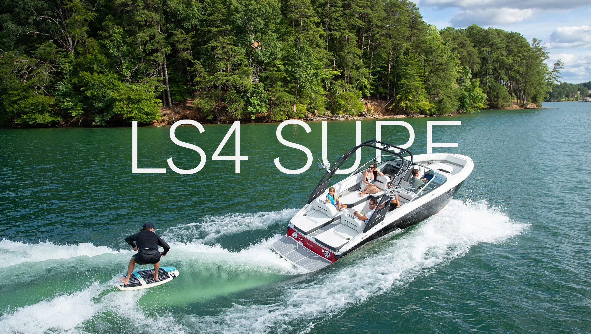 Regal LS4 SURF podczas tworzenia fali dla wakesurfera.
