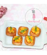 Miniature Bread With Mango Slices