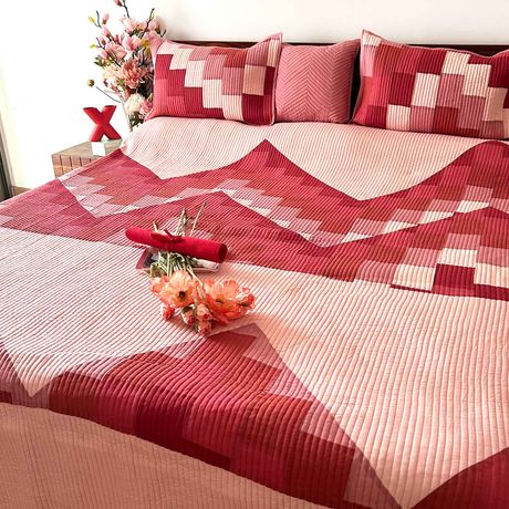 ROBBIE ROCKY MOUNTAIN BURGUNDY PATCHWORK QUILTED BEDCOVER SET