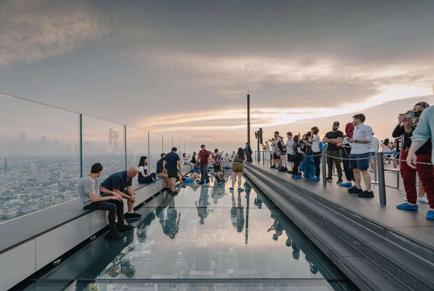 https://ik.imagekit.io/bgudgv9um3/1719587338Mahanakhon-SkyWalk-03.jpg