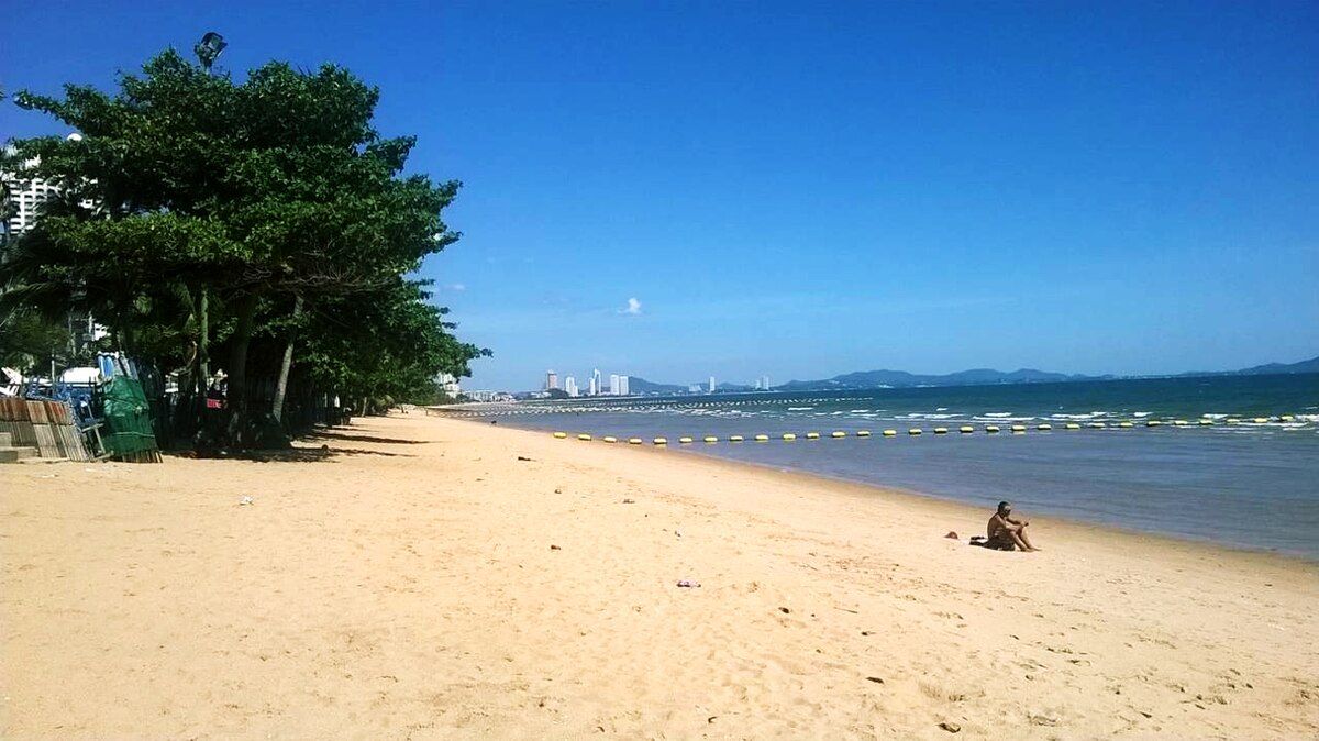 https://ik.imagekit.io/bgudgv9um3/1720177693Jomtien_Beach_1.jpg