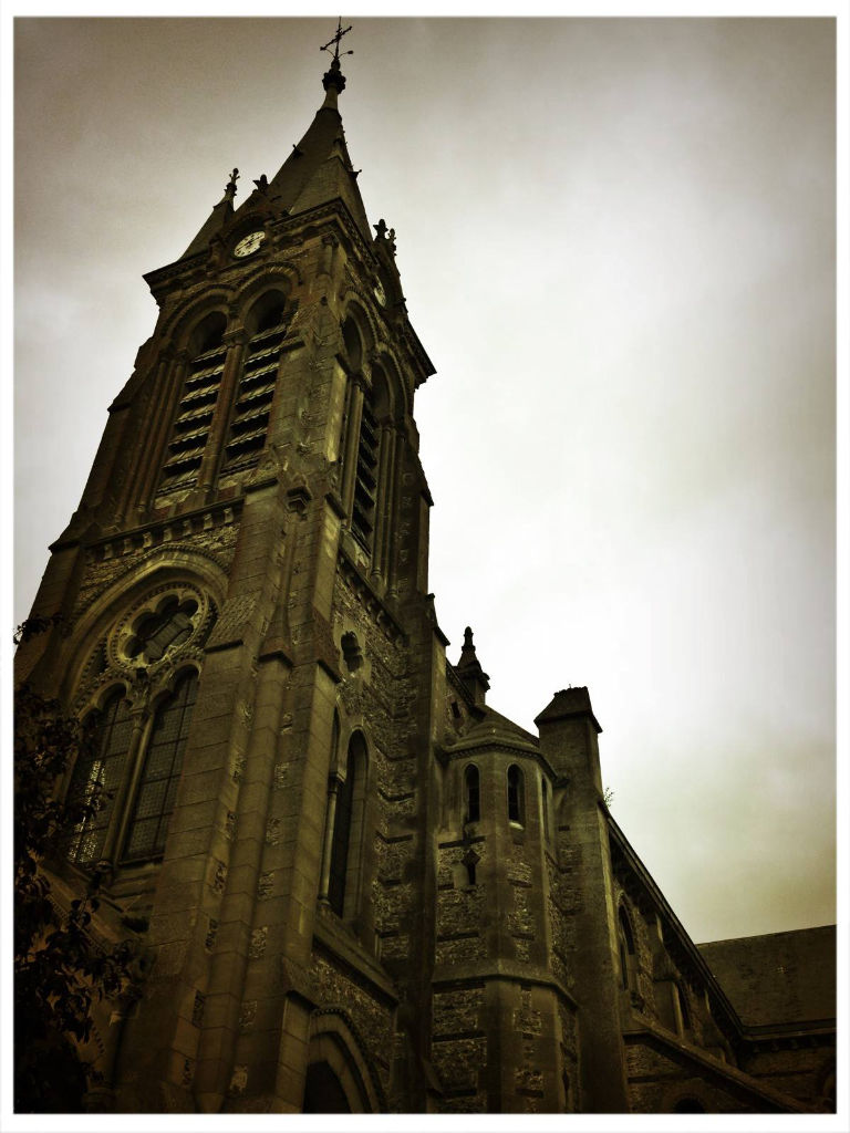 L'Église Sous les Nuages