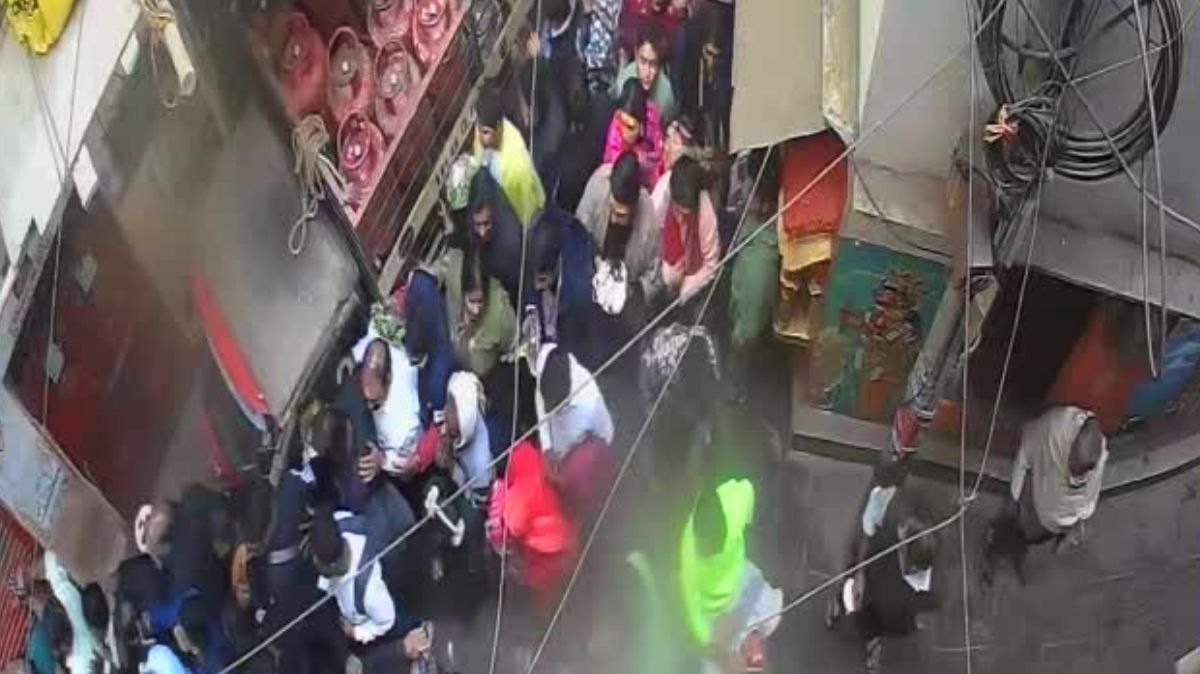 कालभैरव मंदिर के पास फूल माला बेचने वाले दुकानदार आशीष वर्मा पर हुए जानलेवा हमले का दृश्य, जिसके बाद वह गंभीर रूप से घायल हो गए।