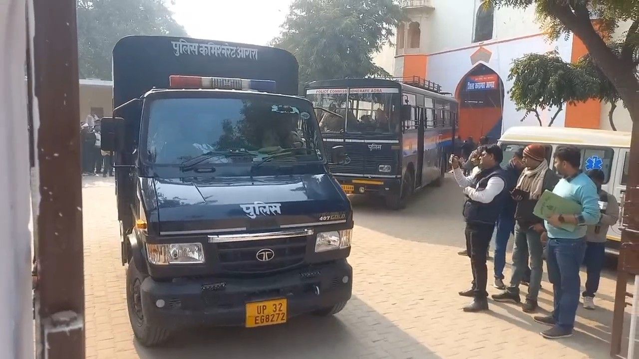 आगरा जेल से डिपोर्ट किए जा रहे 38 बांग्लादेशी नागरिकों की पुलिस सुरक्षा में रवानगी।