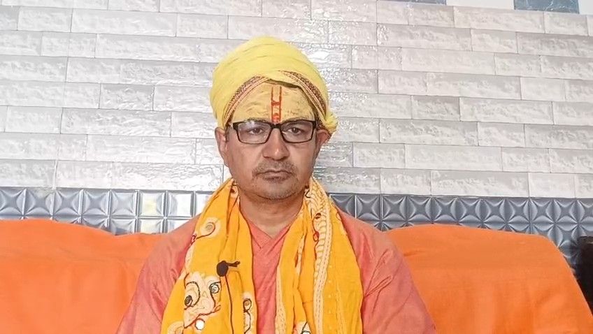 भड़काऊ बयान देने पर AIMIM विधायक अकबरुद्दीन ओवैसी के खिलाफ शिकायत दर्ज, विरोध करते साधु-संत।