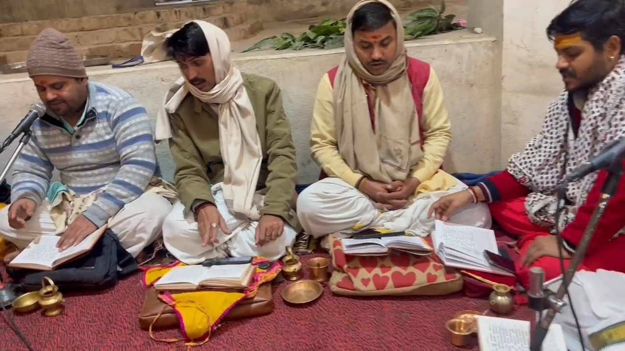 वाराणसी के श्री अन्नपूर्णा मंदिर में कुंभाभिषेक वार्षिकोत्सव के दौरान फूलों से की गई भव्य सजावट।