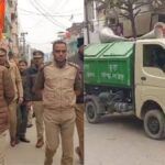 गाजीपुर शहर के बाजारों और सड़कों पर अतिक्रमण हटाने के अभियान की तैयारी, पुलिस और नगर पालिका की संयुक्त टीम।