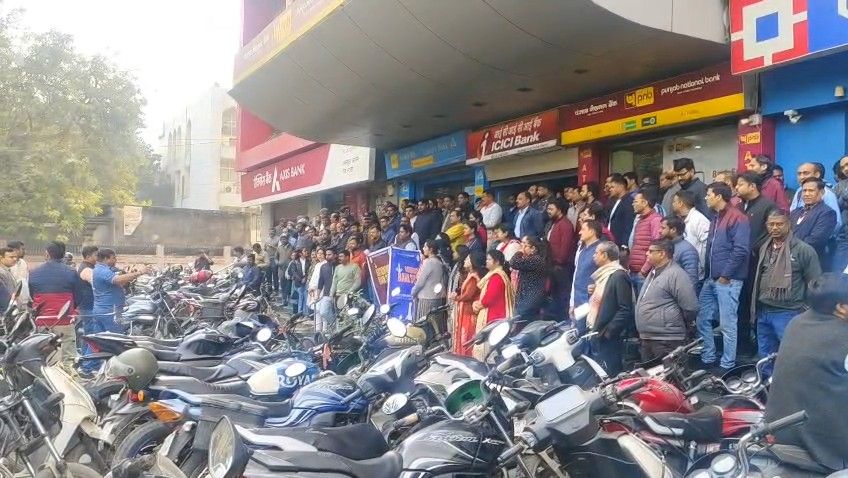 भारत में 5 डे बैंकिंग की मांग को लेकर हड़ताल करते बैंक कर्मचारी और एटीएम के बाहर लगी लंबी कतारें