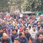 आगरा और देश भर में बैंक हड़ताल के कारण बंद ताले और निराश ग्राहकों की भीड़।