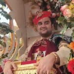 बरसाना, मथुरा में भगवान गिरिधरलाल जी की ब्याहुला उत्सव के दौरान भव्य बारात, संत और श्रद्धालुओं का समूह।